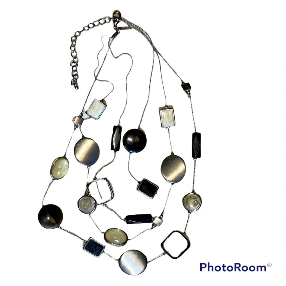 Vintage 3 strand multi medium necklace in silver in euc
